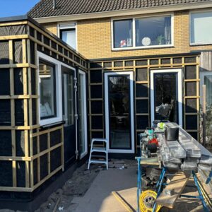 aanbouw zwart voor woning in Friesland