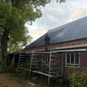 dak renovatie aan boerderij in Friesland