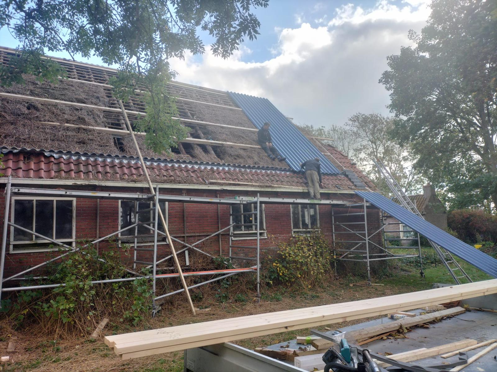 Dak herstel van boerderij in Friesland