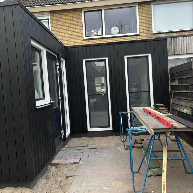 Deuren en kozijnen - nieuwe aanbouw aan woning in friesland