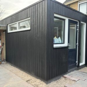 volledig afgewerkte zwarte aanbouw woning in Friesland